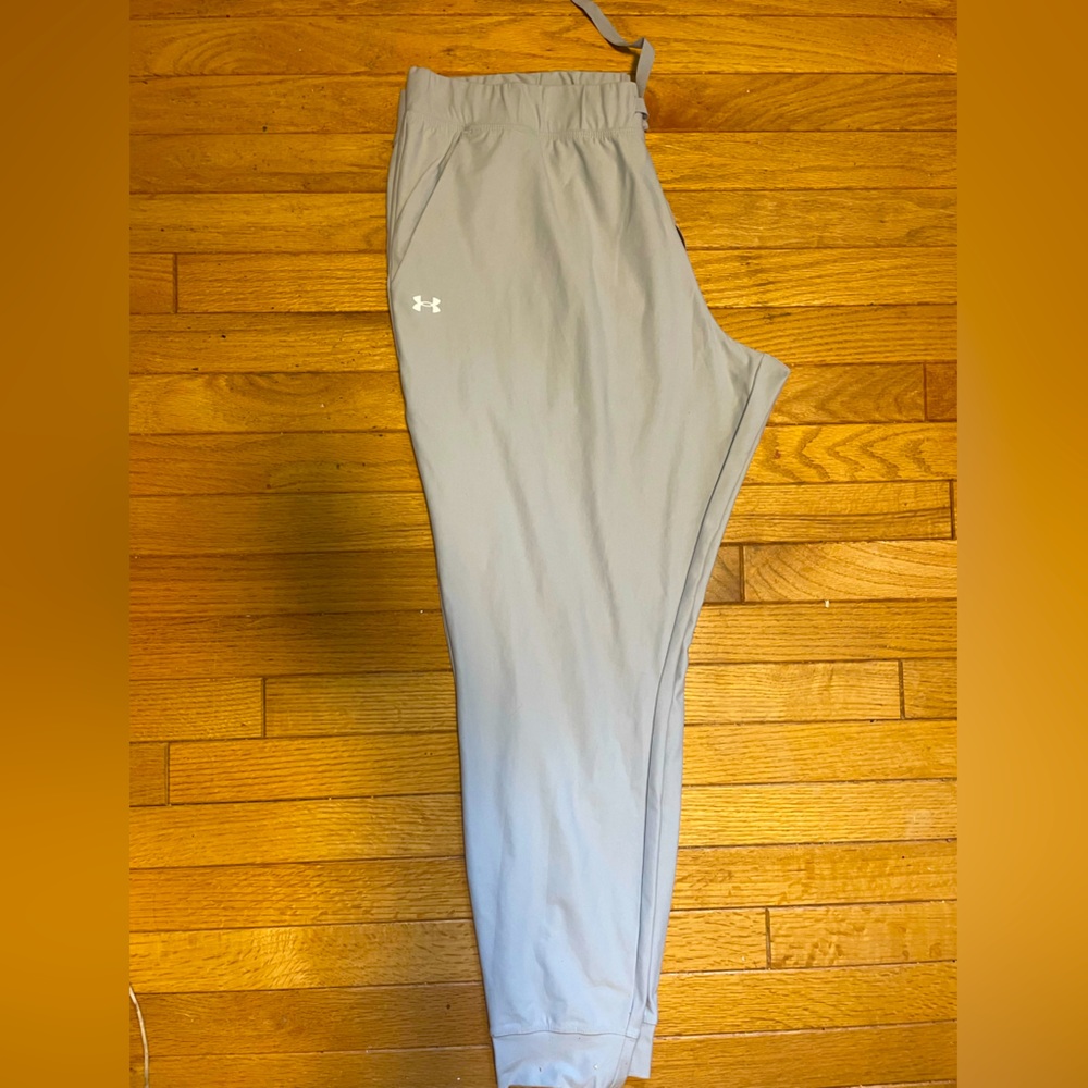 Women’s grey XL under armour vanish joggers